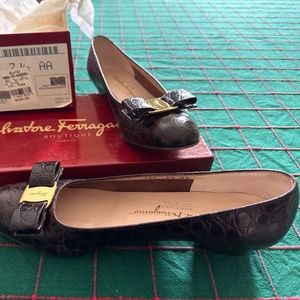 Salvatore Ferragamo 7.5 AA faux croc Brown classic pump with Vara bow